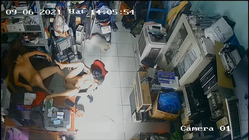 Cô vợ ông chồng làm tình nhau trong của chim máy tính